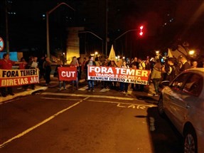 Manifestantes realizam ato contra Temer no centro de Maringá